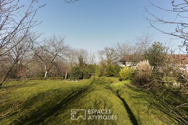 Ancienne dépendance du château et son charmant jardin