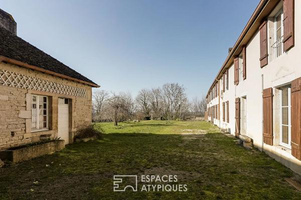 Ancienne dépendance du château et son charmant jardin