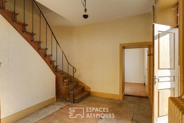 Ancienne dépendance du château et son charmant jardin