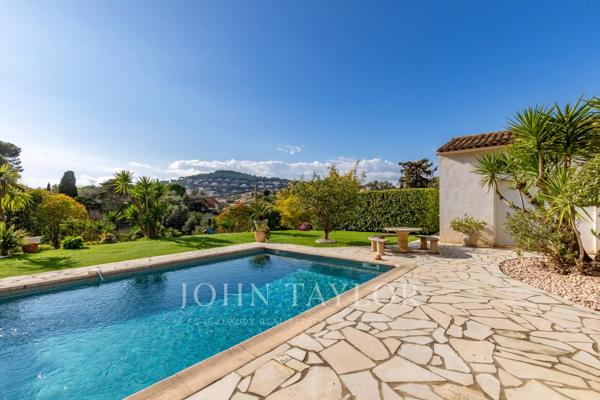 Villa lumineuse avec piscine, studio indépendant et vue dégagée à Antibes