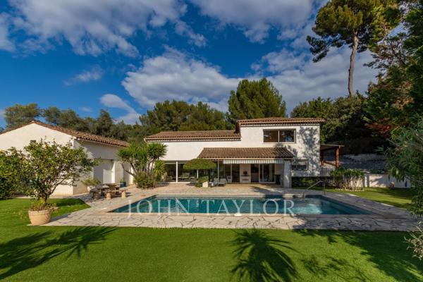 Villa lumineuse avec piscine, studio indépendant et vue dégagée à Antibes
