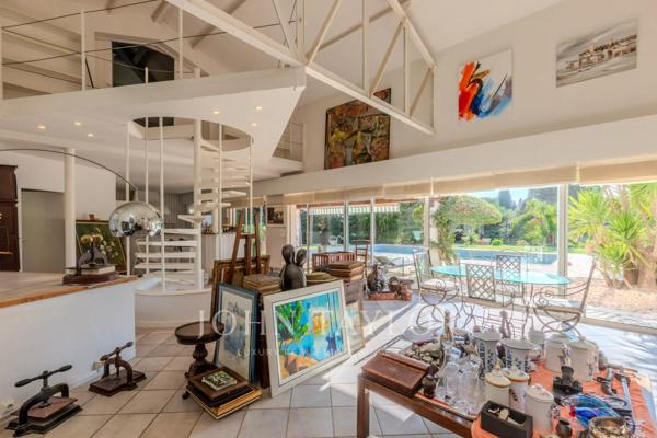 Villa lumineuse avec piscine, studio indépendant et vue dégagée à Antibes