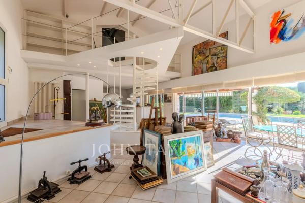 Villa lumineuse avec piscine, studio indépendant et vue dégagée à Antibes