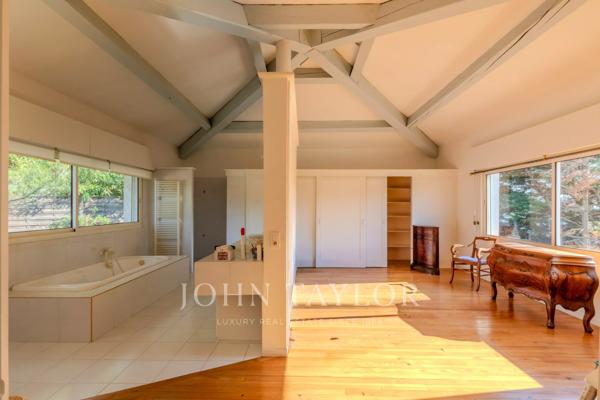 Villa lumineuse avec piscine, studio indépendant et vue dégagée à Antibes