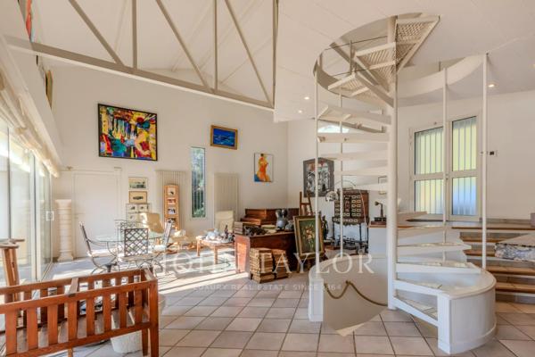 Villa lumineuse avec piscine, studio indépendant et vue dégagée à Antibes