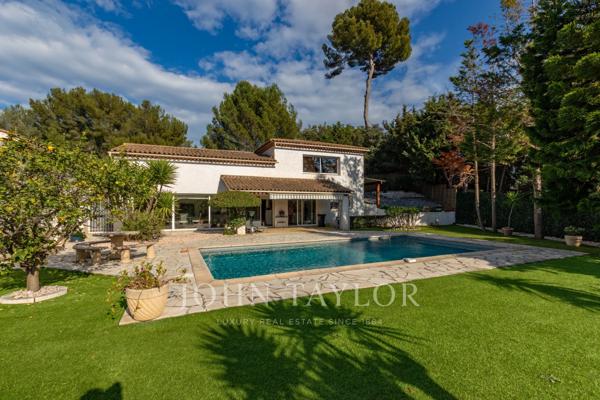 Villa lumineuse avec piscine, studio indépendant et vue dégagée à Antibes