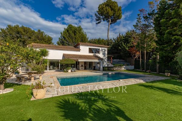 Villa lumineuse avec piscine, studio indépendant et vue dégagée à Antibes