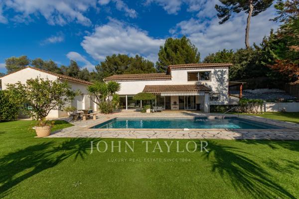 Villa lumineuse avec piscine, studio indépendant et vue dégagée à Antibes