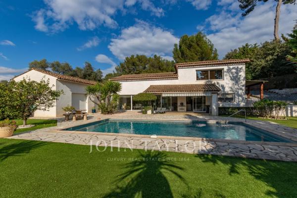 Villa lumineuse avec piscine, studio indépendant et vue dégagée à Antibes