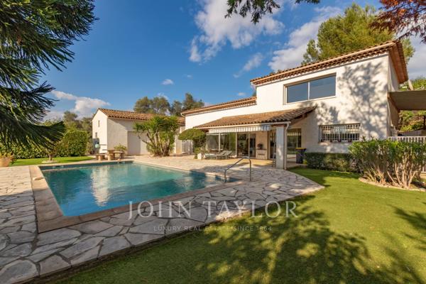 Villa lumineuse avec piscine, studio indépendant et vue dégagée à Antibes