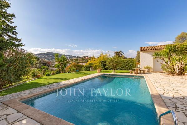 Villa lumineuse avec piscine, studio indépendant et vue dégagée à Antibes