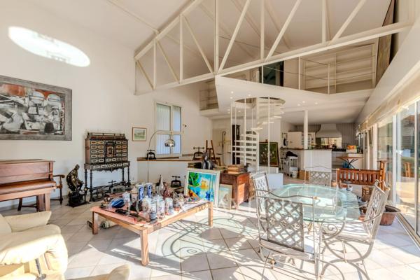 Villa lumineuse avec piscine, studio indépendant et vue dégagée à Antibes