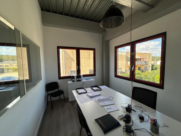 Bureaux à louer avec parkings, accès et visibilité autoroute - Aubagne