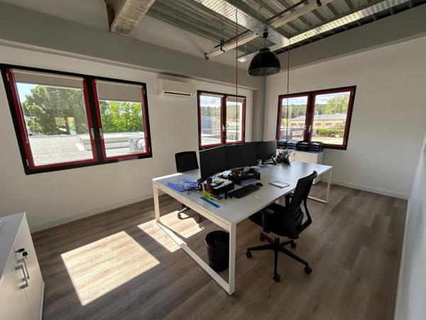 Bureaux à louer avec parkings, accès et visibilité autoroute - Aubagne
