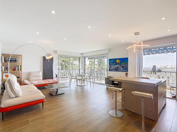 Coup de cœur assuré !

Découvrez ce superbe appartement traversant et d'angle de 94,51 m² Loi Carrez, entièrement rénové avec des prestations de qualité, situé en étage élevé d'une résidence sécurisée avec gardien.

Son vaste espace de vie de plus de 54 m² avec cuisine ouverte s'ouvre sur une magnifique terrasse d'angle de 36,75 m² exposée Sud et Est, offrant une vue dégagée sur la mer, le massif de l'Estérel et la verdure environnante. Une loggia de 4,24 m² complète agréablement les espaces extérieurs.

L'appartement comprend également deux chambres, un dressing, une salle d'eau, un WC indépendant et est vendu entièrement meublé avec un mobilier de qualité. Aucun travaux à prévoir : vous n'avez plus qu'à poser vos valises.

À seulement 10 minutes à pied du marché Forville et du centre-ville de Cannes, vous profitez d'un environnement calme tout en restant proche des commerces, des transports et des écoles.

Un double garage fermé de 47 m² est proposé en supplément pour les acquéreurs souhaitant bénéficier d'un stationnement exceptionnel dans le secteur.

Visite virtuelle disponible sur demande.

Une visite s'impose !