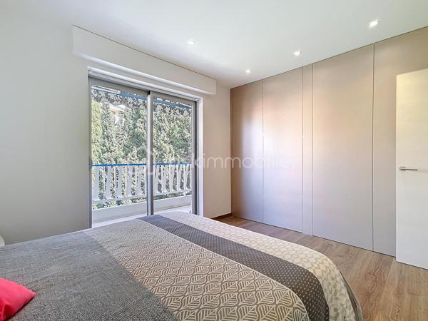 Coup de cœur assuré !

Découvrez ce superbe appartement traversant et d'angle de 94,51 m² Loi Carrez, entièrement rénové avec des prestations de qualité, situé en étage élevé d'une résidence sécurisée avec gardien.

Son vaste espace de vie de plus de 54 m² avec cuisine ouverte s'ouvre sur une magnifique terrasse d'angle de 36,75 m² exposée Sud et Est, offrant une vue dégagée sur la mer, le massif de l'Estérel et la verdure environnante. Une loggia de 4,24 m² complète agréablement les espaces extérieurs.

L'appartement comprend également deux chambres, un dressing, une salle d'eau, un WC indépendant et est vendu entièrement meublé avec un mobilier de qualité. Aucun travaux à prévoir : vous n'avez plus qu'à poser vos valises.

À seulement 10 minutes à pied du marché Forville et du centre-ville de Cannes, vous profitez d'un environnement calme tout en restant proche des commerces, des transports et des écoles.

Un double garage fermé de 47 m² est proposé en supplément pour les acquéreurs souhaitant bénéficier d'un stationnement exceptionnel dans le secteur.

Visite virtuelle disponible sur demande.

Une visite s'impose !
