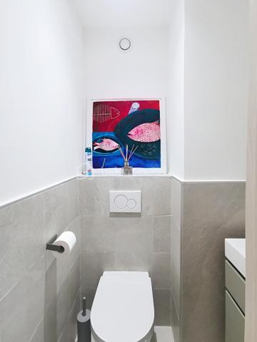 Coup de cœur assuré !

Découvrez ce superbe appartement traversant et d'angle de 94,51 m² Loi Carrez, entièrement rénové avec des prestations de qualité, situé en étage élevé d'une résidence sécurisée avec gardien.

Son vaste espace de vie de plus de 54 m² avec cuisine ouverte s'ouvre sur une magnifique terrasse d'angle de 36,75 m² exposée Sud et Est, offrant une vue dégagée sur la mer, le massif de l'Estérel et la verdure environnante. Une loggia de 4,24 m² complète agréablement les espaces extérieurs.

L'appartement comprend également deux chambres, un dressing, une salle d'eau, un WC indépendant et est vendu entièrement meublé avec un mobilier de qualité. Aucun travaux à prévoir : vous n'avez plus qu'à poser vos valises.

À seulement 10 minutes à pied du marché Forville et du centre-ville de Cannes, vous profitez d'un environnement calme tout en restant proche des commerces, des transports et des écoles.

Un double garage fermé de 47 m² est proposé en supplément pour les acquéreurs souhaitant bénéficier d'un stationnement exceptionnel dans le secteur.

Visite virtuelle disponible sur demande.

Une visite s'impose !