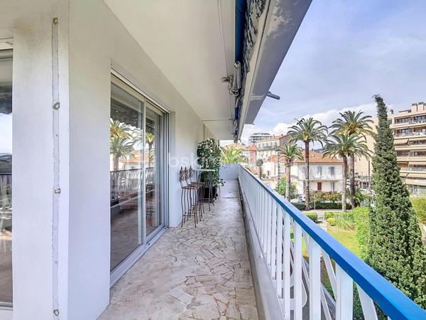 Coup de cœur assuré !

Découvrez ce superbe appartement traversant et d'angle de 94,51 m² Loi Carrez, entièrement rénové avec des prestations de qualité, situé en étage élevé d'une résidence sécurisée avec gardien.

Son vaste espace de vie de plus de 54 m² avec cuisine ouverte s'ouvre sur une magnifique terrasse d'angle de 36,75 m² exposée Sud et Est, offrant une vue dégagée sur la mer, le massif de l'Estérel et la verdure environnante. Une loggia de 4,24 m² complète agréablement les espaces extérieurs.

L'appartement comprend également deux chambres, un dressing, une salle d'eau, un WC indépendant et est vendu entièrement meublé avec un mobilier de qualité. Aucun travaux à prévoir : vous n'avez plus qu'à poser vos valises.

À seulement 10 minutes à pied du marché Forville et du centre-ville de Cannes, vous profitez d'un environnement calme tout en restant proche des commerces, des transports et des écoles.

Un double garage fermé de 47 m² est proposé en supplément pour les acquéreurs souhaitant bénéficier d'un stationnement exceptionnel dans le secteur.

Visite virtuelle disponible sur demande.

Une visite s'impose !