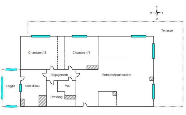 Coup de cœur assuré !

Découvrez ce superbe appartement traversant et d'angle de 94,51 m² Loi Carrez, entièrement rénové avec des prestations de qualité, situé en étage élevé d'une résidence sécurisée avec gardien.

Son vaste espace de vie de plus de 54 m² avec cuisine ouverte s'ouvre sur une magnifique terrasse d'angle de 36,75 m² exposée Sud et Est, offrant une vue dégagée sur la mer, le massif de l'Estérel et la verdure environnante. Une loggia de 4,24 m² complète agréablement les espaces extérieurs.

L'appartement comprend également deux chambres, un dressing, une salle d'eau, un WC indépendant et est vendu entièrement meublé avec un mobilier de qualité. Aucun travaux à prévoir : vous n'avez plus qu'à poser vos valises.

À seulement 10 minutes à pied du marché Forville et du centre-ville de Cannes, vous profitez d'un environnement calme tout en restant proche des commerces, des transports et des écoles.

Un double garage fermé de 47 m² est proposé en supplément pour les acquéreurs souhaitant bénéficier d'un stationnement exceptionnel dans le secteur.

Visite virtuelle disponible sur demande.

Une visite s'impose !