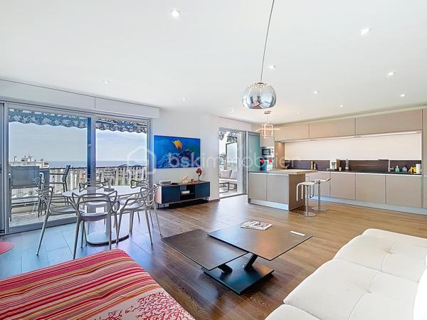 Coup de cœur assuré !

Découvrez ce superbe appartement traversant et d'angle de 94,51 m² Loi Carrez, entièrement rénové avec des prestations de qualité, situé en étage élevé d'une résidence sécurisée avec gardien.

Son vaste espace de vie de plus de 54 m² avec cuisine ouverte s'ouvre sur une magnifique terrasse d'angle de 36,75 m² exposée Sud et Est, offrant une vue dégagée sur la mer, le massif de l'Estérel et la verdure environnante. Une loggia de 4,24 m² complète agréablement les espaces extérieurs.

L'appartement comprend également deux chambres, un dressing, une salle d'eau, un WC indépendant et est vendu entièrement meublé avec un mobilier de qualité. Aucun travaux à prévoir : vous n'avez plus qu'à poser vos valises.

À seulement 10 minutes à pied du marché Forville et du centre-ville de Cannes, vous profitez d'un environnement calme tout en restant proche des commerces, des transports et des écoles.

Un double garage fermé de 47 m² est proposé en supplément pour les acquéreurs souhaitant bénéficier d'un stationnement exceptionnel dans le secteur.

Visite virtuelle disponible sur demande.

Une visite s'impose !