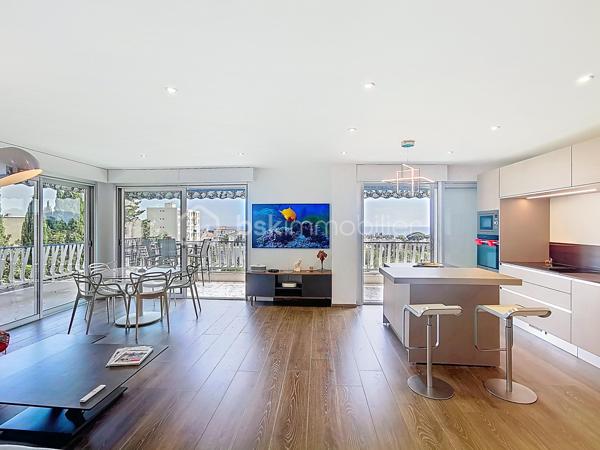 Coup de cœur assuré !

Découvrez ce superbe appartement traversant et d'angle de 94,51 m² Loi Carrez, entièrement rénové avec des prestations de qualité, situé en étage élevé d'une résidence sécurisée avec gardien.

Son vaste espace de vie de plus de 54 m² avec cuisine ouverte s'ouvre sur une magnifique terrasse d'angle de 36,75 m² exposée Sud et Est, offrant une vue dégagée sur la mer, le massif de l'Estérel et la verdure environnante. Une loggia de 4,24 m² complète agréablement les espaces extérieurs.

L'appartement comprend également deux chambres, un dressing, une salle d'eau, un WC indépendant et est vendu entièrement meublé avec un mobilier de qualité. Aucun travaux à prévoir : vous n'avez plus qu'à poser vos valises.

À seulement 10 minutes à pied du marché Forville et du centre-ville de Cannes, vous profitez d'un environnement calme tout en restant proche des commerces, des transports et des écoles.

Un double garage fermé de 47 m² est proposé en supplément pour les acquéreurs souhaitant bénéficier d'un stationnement exceptionnel dans le secteur.

Visite virtuelle disponible sur demande.

Une visite s'impose !