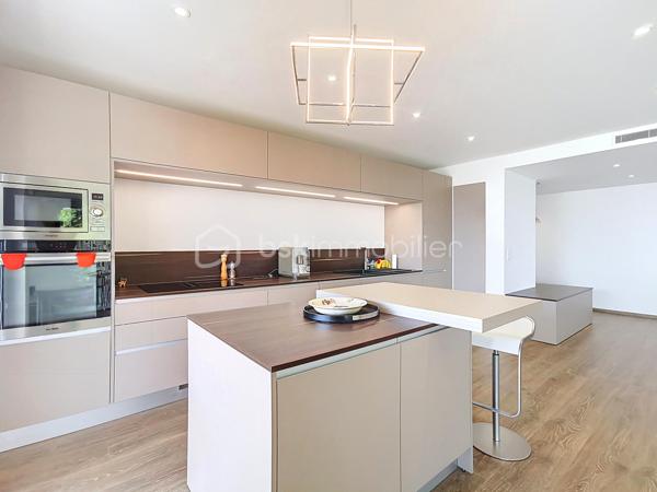 Coup de cœur assuré !

Découvrez ce superbe appartement traversant et d'angle de 94,51 m² Loi Carrez, entièrement rénové avec des prestations de qualité, situé en étage élevé d'une résidence sécurisée avec gardien.

Son vaste espace de vie de plus de 54 m² avec cuisine ouverte s'ouvre sur une magnifique terrasse d'angle de 36,75 m² exposée Sud et Est, offrant une vue dégagée sur la mer, le massif de l'Estérel et la verdure environnante. Une loggia de 4,24 m² complète agréablement les espaces extérieurs.

L'appartement comprend également deux chambres, un dressing, une salle d'eau, un WC indépendant et est vendu entièrement meublé avec un mobilier de qualité. Aucun travaux à prévoir : vous n'avez plus qu'à poser vos valises.

À seulement 10 minutes à pied du marché Forville et du centre-ville de Cannes, vous profitez d'un environnement calme tout en restant proche des commerces, des transports et des écoles.

Un double garage fermé de 47 m² est proposé en supplément pour les acquéreurs souhaitant bénéficier d'un stationnement exceptionnel dans le secteur.

Visite virtuelle disponible sur demande.

Une visite s'impose !