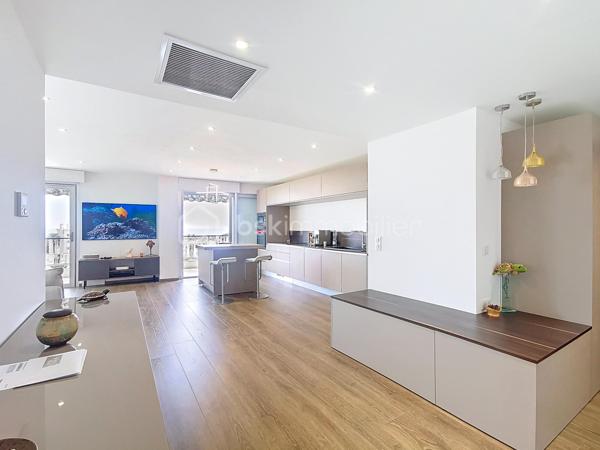 Coup de cœur assuré !

Découvrez ce superbe appartement traversant et d'angle de 94,51 m² Loi Carrez, entièrement rénové avec des prestations de qualité, situé en étage élevé d'une résidence sécurisée avec gardien.

Son vaste espace de vie de plus de 54 m² avec cuisine ouverte s'ouvre sur une magnifique terrasse d'angle de 36,75 m² exposée Sud et Est, offrant une vue dégagée sur la mer, le massif de l'Estérel et la verdure environnante. Une loggia de 4,24 m² complète agréablement les espaces extérieurs.

L'appartement comprend également deux chambres, un dressing, une salle d'eau, un WC indépendant et est vendu entièrement meublé avec un mobilier de qualité. Aucun travaux à prévoir : vous n'avez plus qu'à poser vos valises.

À seulement 10 minutes à pied du marché Forville et du centre-ville de Cannes, vous profitez d'un environnement calme tout en restant proche des commerces, des transports et des écoles.

Un double garage fermé de 47 m² est proposé en supplément pour les acquéreurs souhaitant bénéficier d'un stationnement exceptionnel dans le secteur.

Visite virtuelle disponible sur demande.

Une visite s'impose !