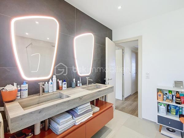 Coup de cœur assuré !

Découvrez ce superbe appartement traversant et d'angle de 94,51 m² Loi Carrez, entièrement rénové avec des prestations de qualité, situé en étage élevé d'une résidence sécurisée avec gardien.

Son vaste espace de vie de plus de 54 m² avec cuisine ouverte s'ouvre sur une magnifique terrasse d'angle de 36,75 m² exposée Sud et Est, offrant une vue dégagée sur la mer, le massif de l'Estérel et la verdure environnante. Une loggia de 4,24 m² complète agréablement les espaces extérieurs.

L'appartement comprend également deux chambres, un dressing, une salle d'eau, un WC indépendant et est vendu entièrement meublé avec un mobilier de qualité. Aucun travaux à prévoir : vous n'avez plus qu'à poser vos valises.

À seulement 10 minutes à pied du marché Forville et du centre-ville de Cannes, vous profitez d'un environnement calme tout en restant proche des commerces, des transports et des écoles.

Un double garage fermé de 47 m² est proposé en supplément pour les acquéreurs souhaitant bénéficier d'un stationnement exceptionnel dans le secteur.

Visite virtuelle disponible sur demande.

Une visite s'impose !