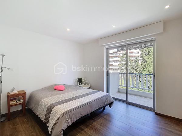 Coup de cœur assuré !

Découvrez ce superbe appartement traversant et d'angle de 94,51 m² Loi Carrez, entièrement rénové avec des prestations de qualité, situé en étage élevé d'une résidence sécurisée avec gardien.

Son vaste espace de vie de plus de 54 m² avec cuisine ouverte s'ouvre sur une magnifique terrasse d'angle de 36,75 m² exposée Sud et Est, offrant une vue dégagée sur la mer, le massif de l'Estérel et la verdure environnante. Une loggia de 4,24 m² complète agréablement les espaces extérieurs.

L'appartement comprend également deux chambres, un dressing, une salle d'eau, un WC indépendant et est vendu entièrement meublé avec un mobilier de qualité. Aucun travaux à prévoir : vous n'avez plus qu'à poser vos valises.

À seulement 10 minutes à pied du marché Forville et du centre-ville de Cannes, vous profitez d'un environnement calme tout en restant proche des commerces, des transports et des écoles.

Un double garage fermé de 47 m² est proposé en supplément pour les acquéreurs souhaitant bénéficier d'un stationnement exceptionnel dans le secteur.

Visite virtuelle disponible sur demande.

Une visite s'impose !