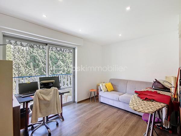 Coup de cœur assuré !

Découvrez ce superbe appartement traversant et d'angle de 94,51 m² Loi Carrez, entièrement rénové avec des prestations de qualité, situé en étage élevé d'une résidence sécurisée avec gardien.

Son vaste espace de vie de plus de 54 m² avec cuisine ouverte s'ouvre sur une magnifique terrasse d'angle de 36,75 m² exposée Sud et Est, offrant une vue dégagée sur la mer, le massif de l'Estérel et la verdure environnante. Une loggia de 4,24 m² complète agréablement les espaces extérieurs.

L'appartement comprend également deux chambres, un dressing, une salle d'eau, un WC indépendant et est vendu entièrement meublé avec un mobilier de qualité. Aucun travaux à prévoir : vous n'avez plus qu'à poser vos valises.

À seulement 10 minutes à pied du marché Forville et du centre-ville de Cannes, vous profitez d'un environnement calme tout en restant proche des commerces, des transports et des écoles.

Un double garage fermé de 47 m² est proposé en supplément pour les acquéreurs souhaitant bénéficier d'un stationnement exceptionnel dans le secteur.

Visite virtuelle disponible sur demande.

Une visite s'impose !