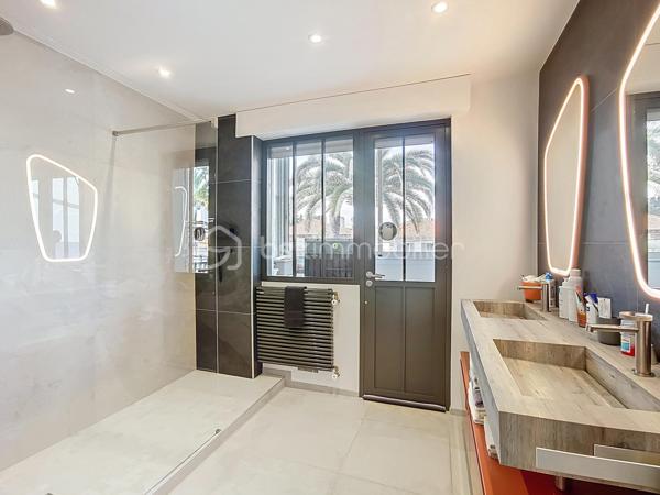 Coup de cœur assuré !

Découvrez ce superbe appartement traversant et d'angle de 94,51 m² Loi Carrez, entièrement rénové avec des prestations de qualité, situé en étage élevé d'une résidence sécurisée avec gardien.

Son vaste espace de vie de plus de 54 m² avec cuisine ouverte s'ouvre sur une magnifique terrasse d'angle de 36,75 m² exposée Sud et Est, offrant une vue dégagée sur la mer, le massif de l'Estérel et la verdure environnante. Une loggia de 4,24 m² complète agréablement les espaces extérieurs.

L'appartement comprend également deux chambres, un dressing, une salle d'eau, un WC indépendant et est vendu entièrement meublé avec un mobilier de qualité. Aucun travaux à prévoir : vous n'avez plus qu'à poser vos valises.

À seulement 10 minutes à pied du marché Forville et du centre-ville de Cannes, vous profitez d'un environnement calme tout en restant proche des commerces, des transports et des écoles.

Un double garage fermé de 47 m² est proposé en supplément pour les acquéreurs souhaitant bénéficier d'un stationnement exceptionnel dans le secteur.

Visite virtuelle disponible sur demande.

Une visite s'impose !