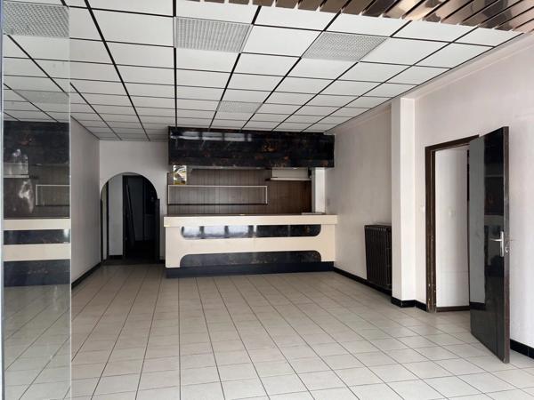 Location Local commercial 182 m2 à Flavin
