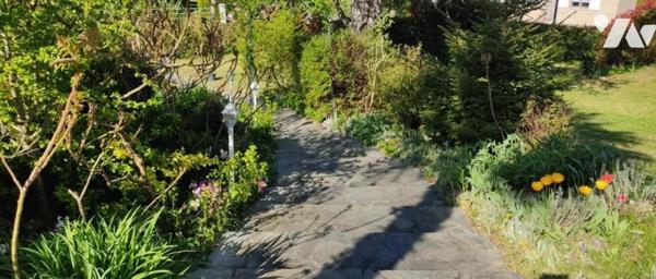 Dans un secteur résidentiel calme et recherché, plain pied individuel de 98 m2 habitables avec ...