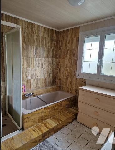 Dans un secteur résidentiel calme et recherché, plain pied individuel de 98 m2 habitables avec ...