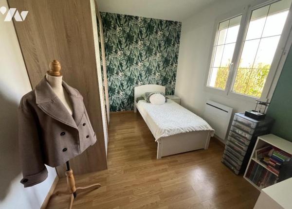 Dans un secteur résidentiel calme et recherché, plain pied individuel de 98 m2 habitables avec ...