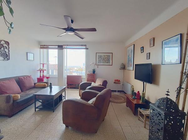 Marseille (13004) DERNIER ETAGE TRAVERSANT - VUE MER ET BALCON !