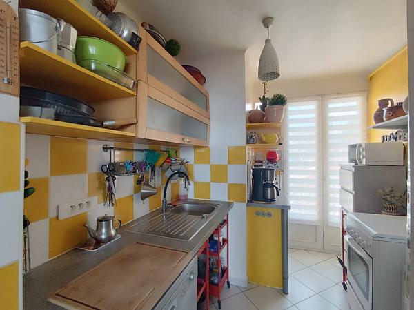 Marseille (13004) DERNIER ETAGE TRAVERSANT - VUE MER ET BALCON !