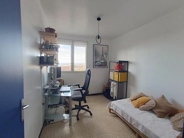 Marseille (13004) DERNIER ETAGE TRAVERSANT - VUE MER ET BALCON !