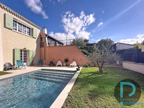 VILLA de 183m² avec piscine sur une parcelle de terrain de 932m² - 4 chambres