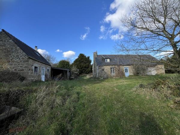 Corps de ferme en pierres à rénover entièrement sur 2,5 hectares
