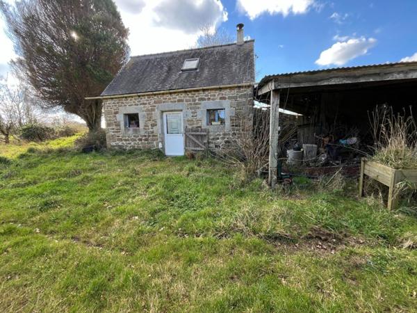 Corps de ferme en pierres à rénover entièrement sur 2,5 hectares