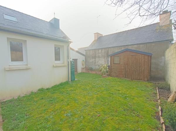 29520 Châteauneuf du Faou maison de bourg habitable de suite, jolie jardin clos sans vis à vis