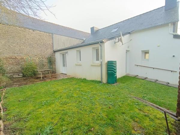 29520 Châteauneuf du Faou maison de bourg habitable de suite, jolie jardin clos sans vis à vis