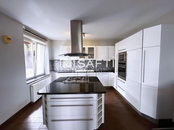 Maison familial aux beaux volumes, proche de la ville et voie rapide. A découvrir sans tarder !