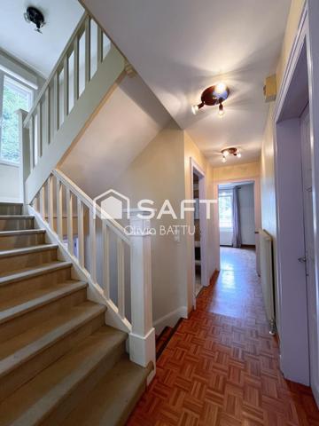 Maison familial aux beaux volumes, proche de la ville et voie rapide. A découvrir sans tarder !