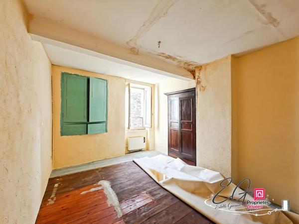 Laure Minervois,  Projet de rénovation : maison de village avec extérieur et garage