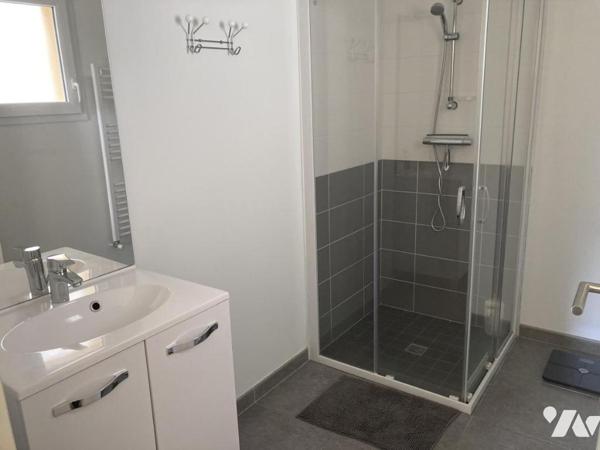 Dans petite résidence confortable maison comtemporaine proche commodités