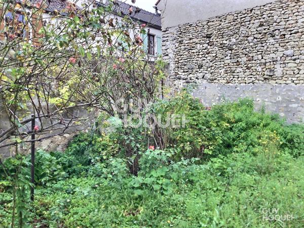 Ancien corps de ferme à rénover au coeur du village