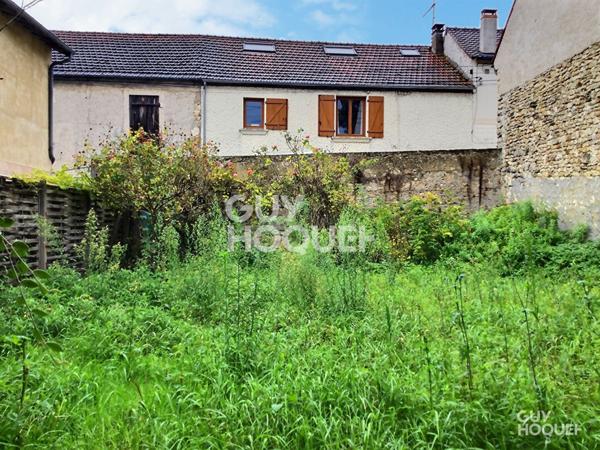 Ancien corps de ferme à rénover au coeur du village