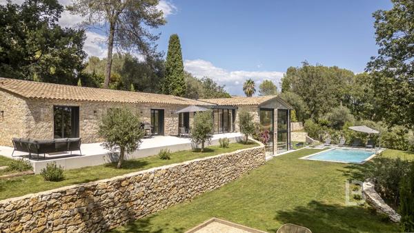 Mas en pierre de 300m2 sur terrain de 2500m2  proche du village de Valbonne